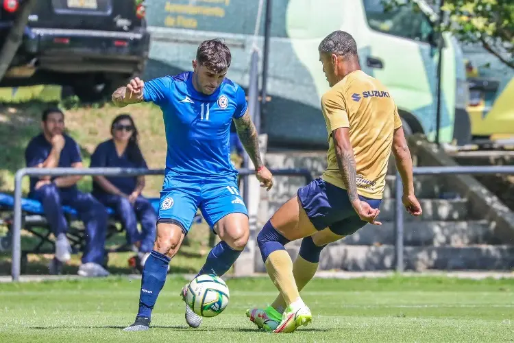 Cruz Azul enfrenta a Pumas sin sus nuevos refuerzos