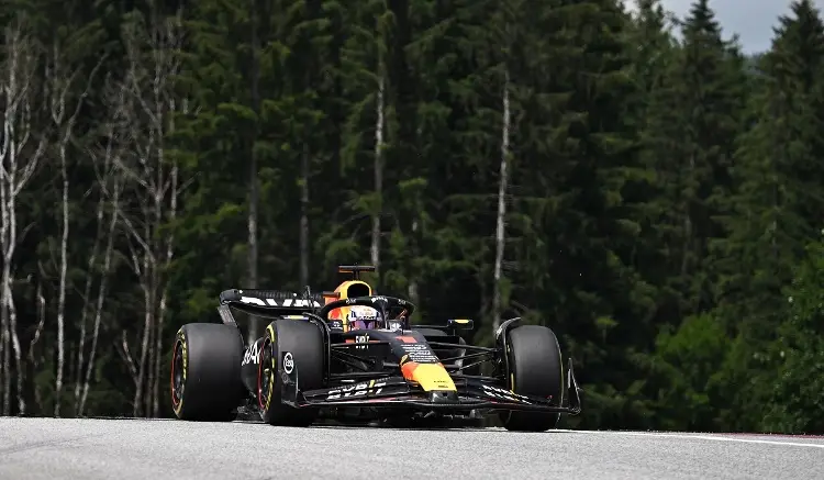 Verstappen  delante de los Ferrari en la práctica libre en Austria