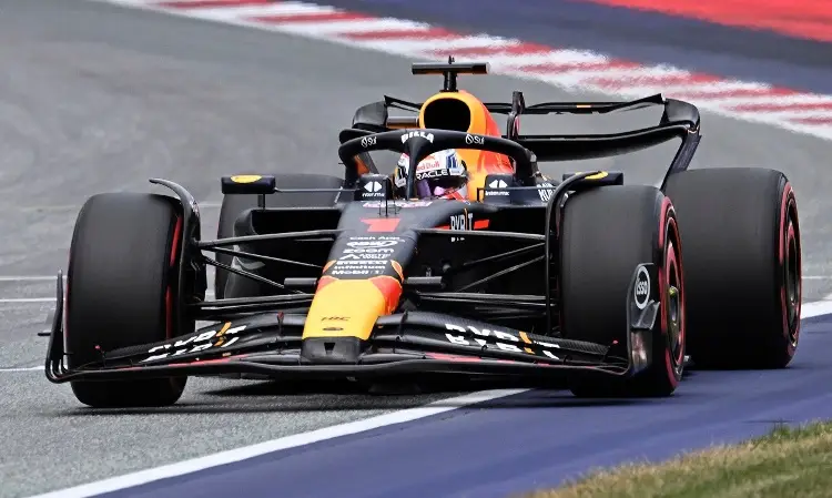 Verstappen con Pole y 'Checo' Pérez hasta el 15