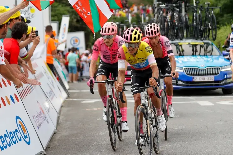 Carapaz sufre fractura en la rodilla y abandona el Tour de Francia (VIDEO)