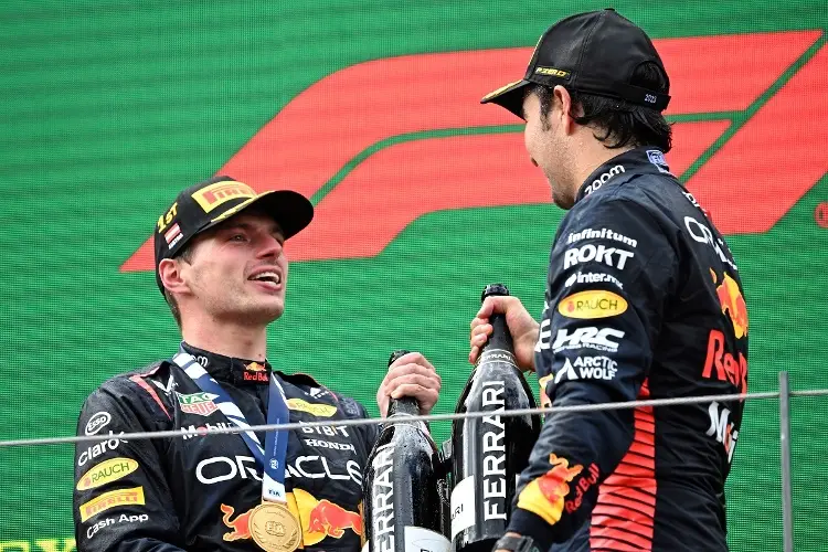 Verstappen arrasa; 'Checo' remonta