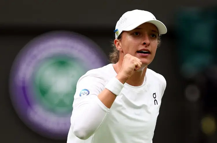 Swiatek arrasa en su debut en Wimbledon
