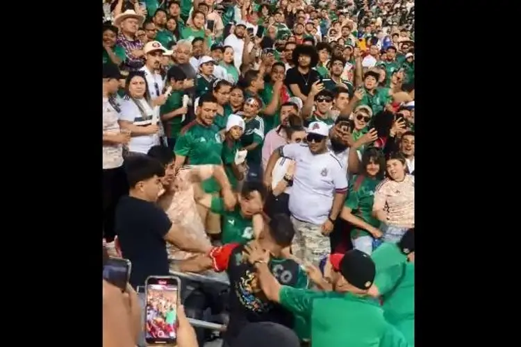 Hasta golpes llegaron en las gradas del juego de México (VIDEO)