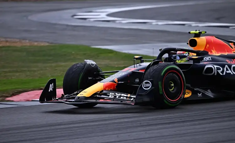 Verstappen vuelve a ganar, Checo fuera del podio