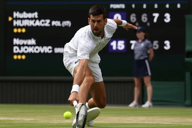 Djokovic remata juego que tuvo que ser pospuesto y sigue en Wimbledon