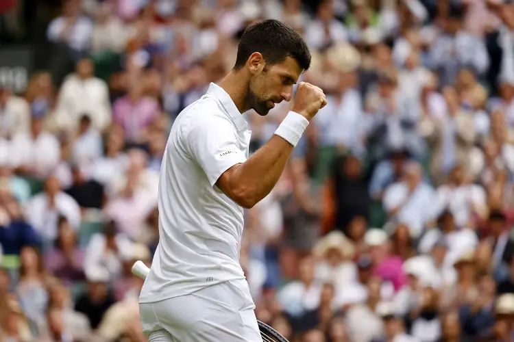 Djokovic desactiva problema y avanza en Wimbledon