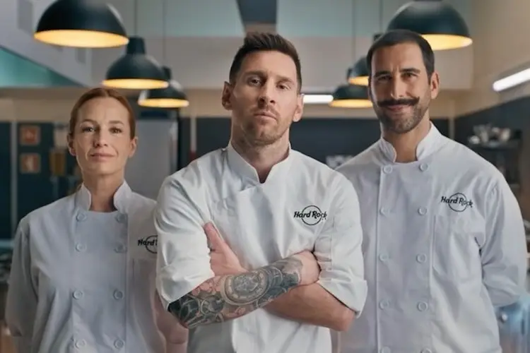 Messi crea un sandwich de pollo con su nombre con Hard Rock Café (VIDEO)