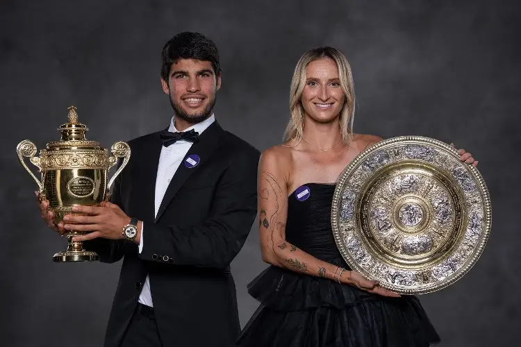 Carlos Alcaraz celebra su título de Wimbledon con una elegante cena