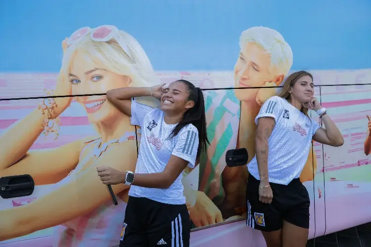 Tigres pone su autobús de Barbie (FOTO)