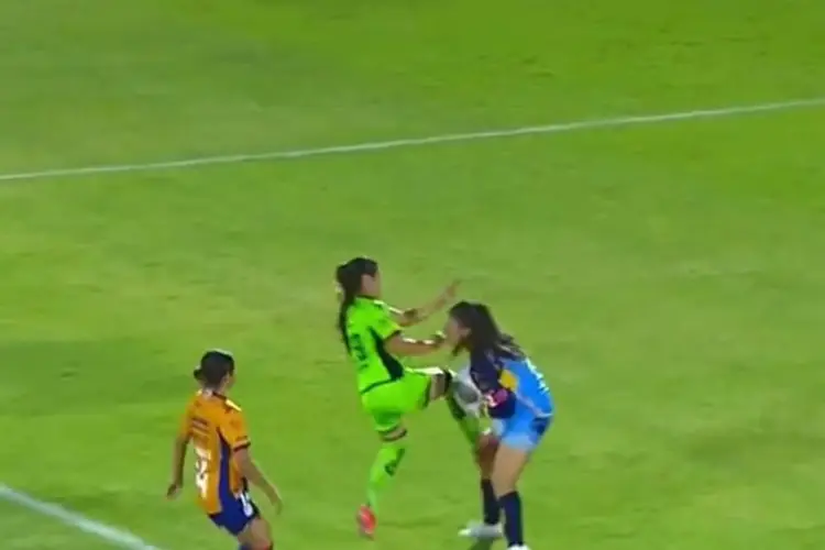 Terrible entrada en la Liga MX Femenil (VIDEO)