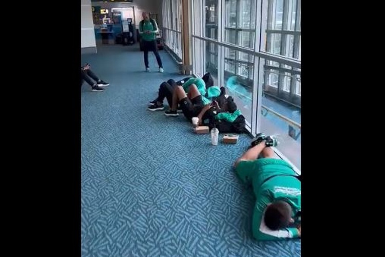 Jugadores de León duermen en el piso del aeropuerto (VIDEO)