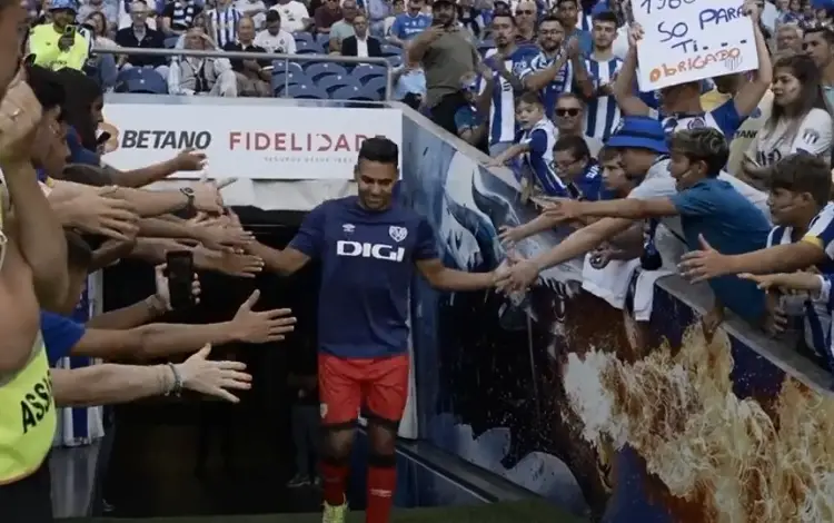 Falcao homenajeado por el Oporto en su regreso a Portugal