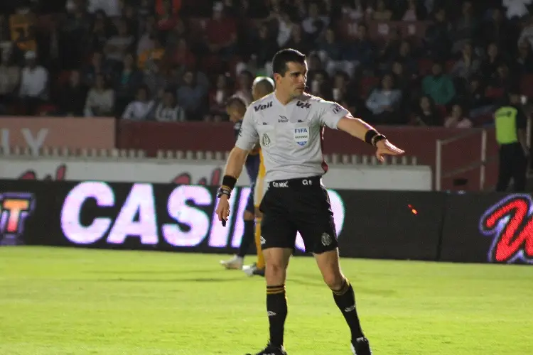 Árbitro Fernando Hernández regresa a las canchas tras agredir a futbolista