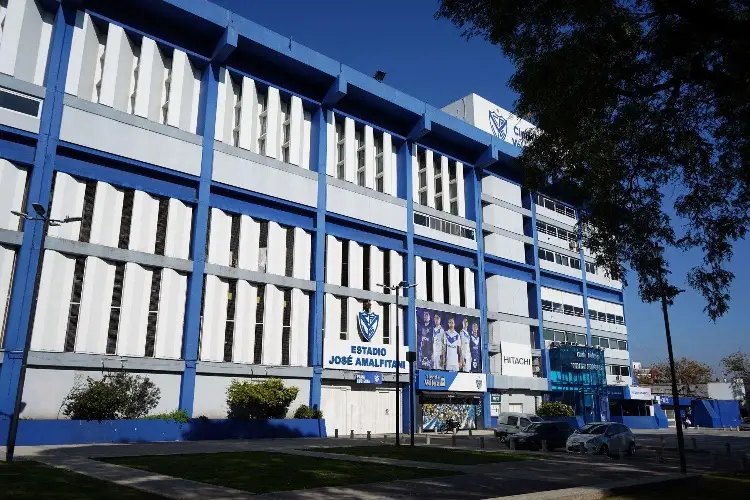 Hinchas argentinos dan golpiza a futbolista de Vélez