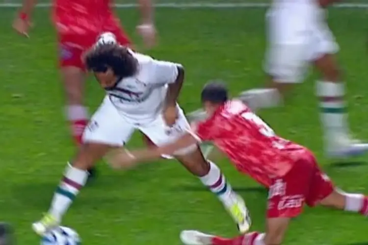 ¡Terrible! Marcelo fractura pierna a rival y rompe en llanto (VIDEO)