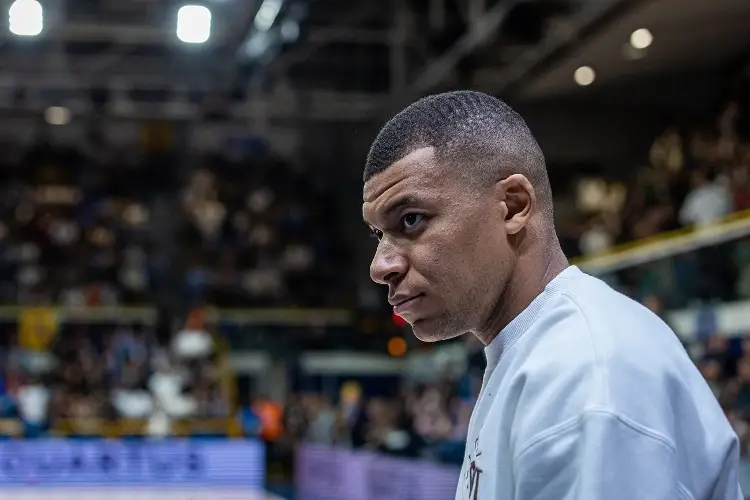 Mbappé seguirá excluído en el PSG 