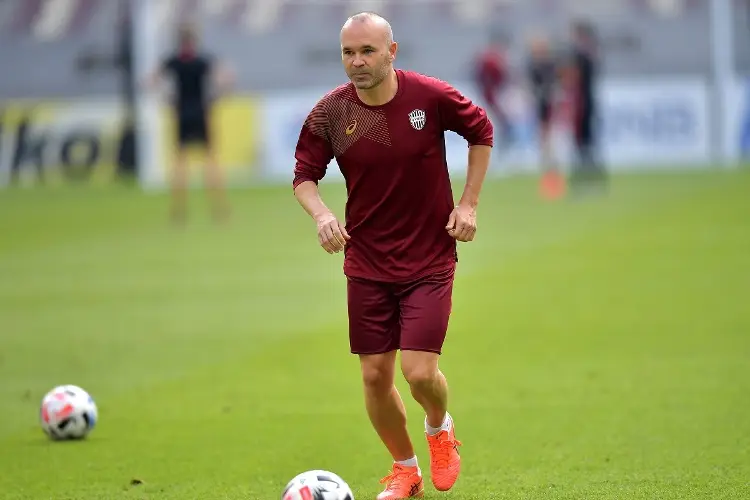 Iniesta listo para jugar en el Emirates Club