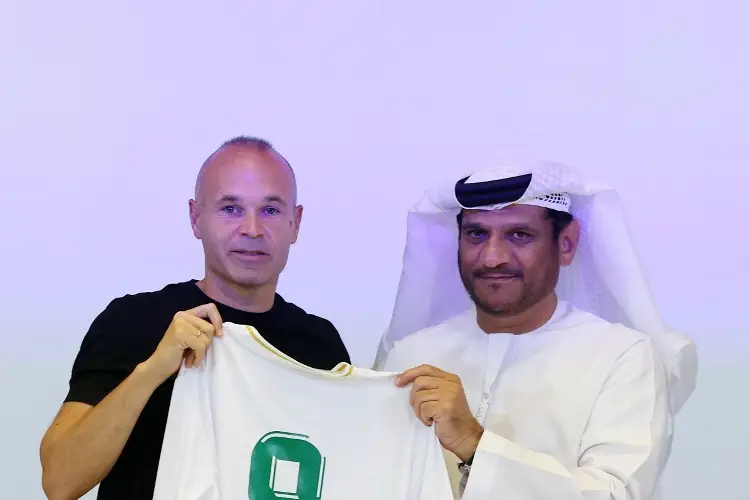 Iniesta presentado en los Emiratos Árabes