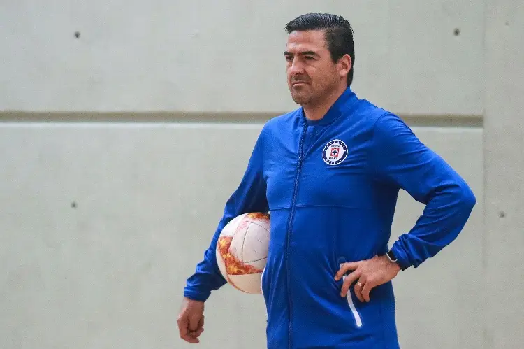 DT de Cruz Azul analiza cambios para corregir rumbo del equipo