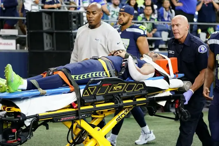 Receptor de Seahawks, sale del hospital tras sufrir una conmoción cerebral