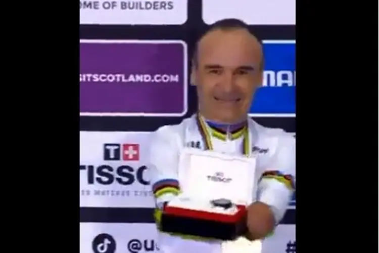 Paraciclista español recibe de premio un reloj, él no tiene brazos (VIDEO)