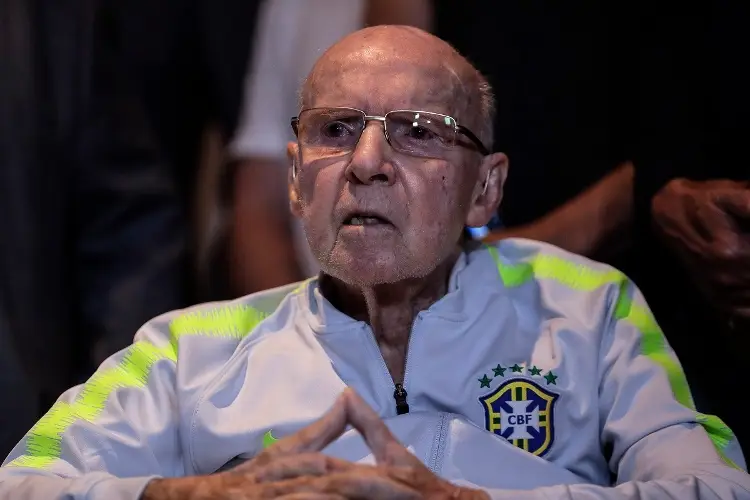 Zagallo mejora aunque sigue hospitalizado
