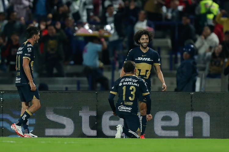'Chino' Huerta rescata a los Pumas