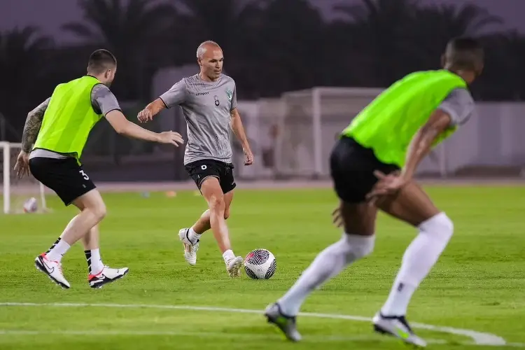 Iniesta debuta en Emiratos como suplente y con derrota