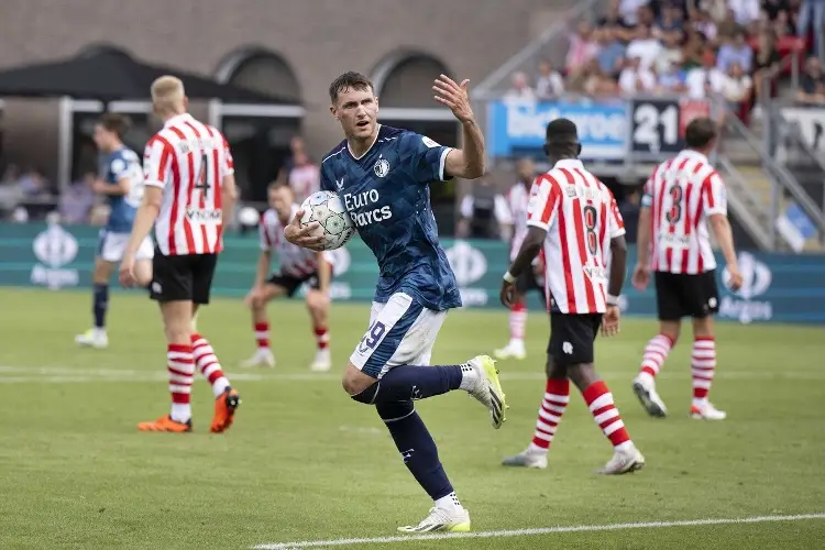 Santi Giménez anota y Feyenoord rescata el empate (VIDEO)