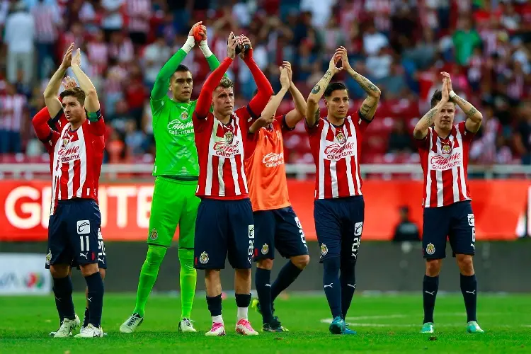 Chivas se mantiene en la cima de la Liga MX 