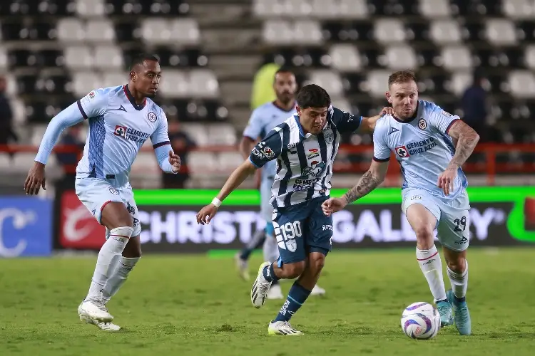 Cruz Azul sufre con sus errores y pierde ante Pachuca