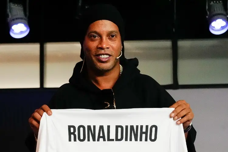 Citan a Ronaldinho a declarar sobre presuntas estafas