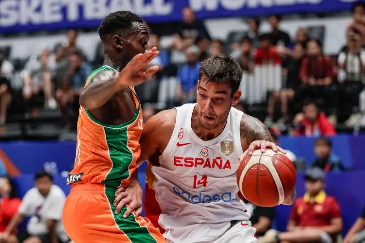 España comienza la defensa del título mundial con triunfo