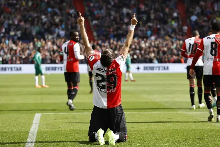 Santi Giménez marca doblete en goleada del Feyenoord (VIDEOS)