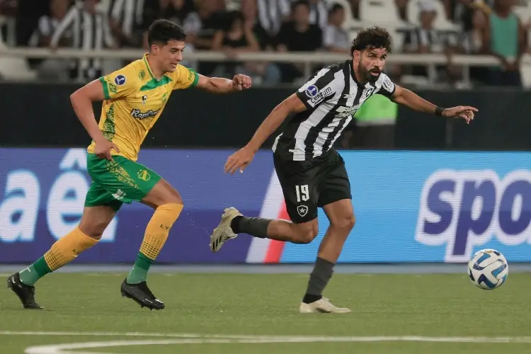 Doblete de Diego Costa deja al Botafogo tranquilo en la cima de Brasil