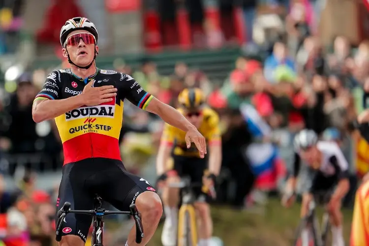 Evenepoel gana etapa en la Vuelta a España y se cae en la meta (VIDEO)