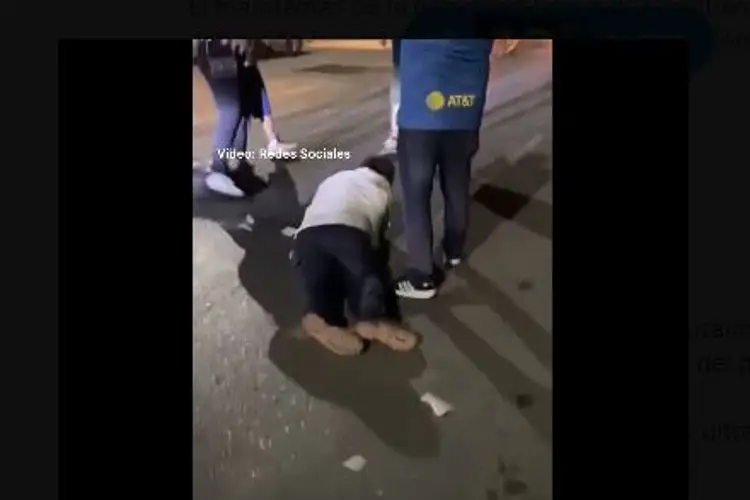 Fans de Rayados golpean y dejan malherido a empleado de ambulancia