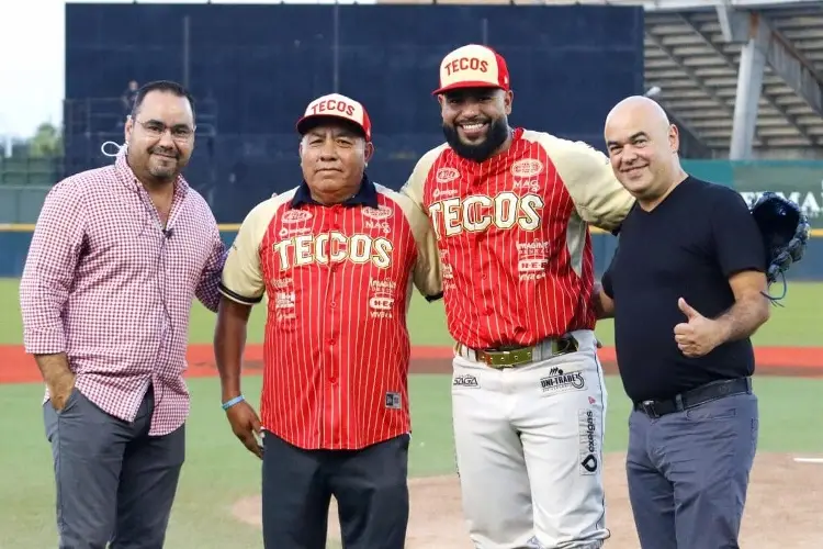 Veracruzano recibe homenaje por los Tecolotes de los Dos Laredos