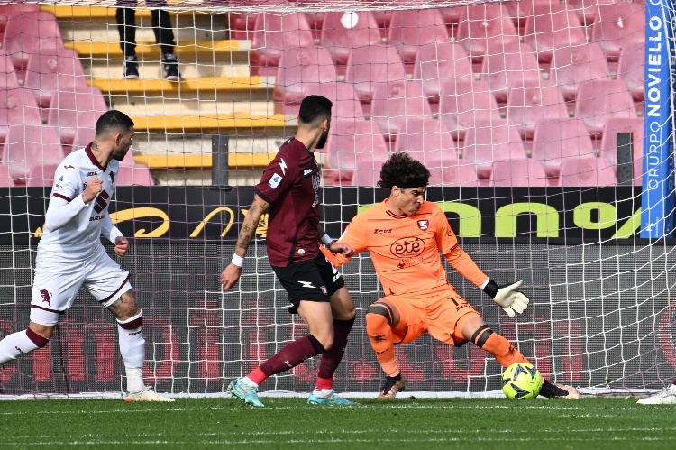 Lecce doblega al Salernitana de Memo Ochoa