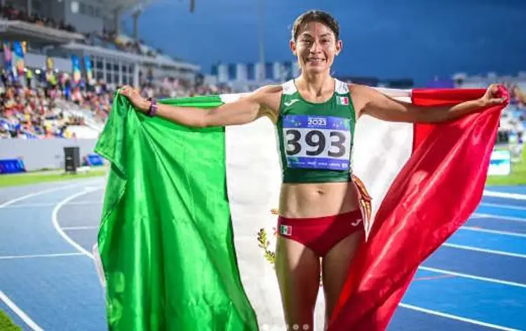 Mexicana Laura Galván gana medalla y rompe récord en China