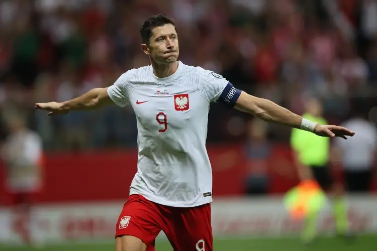 Lewandowski alivia a Polonia rumbo a la Euro