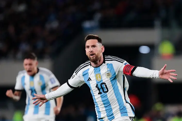 Messi con una genialidad de la triunfo a Argentina