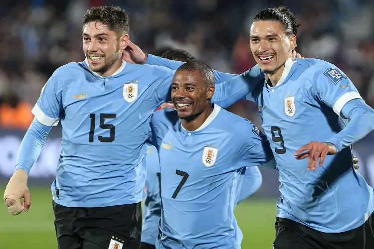 Uruguay le pega a Chile en el inicio de su camino al Mundial 