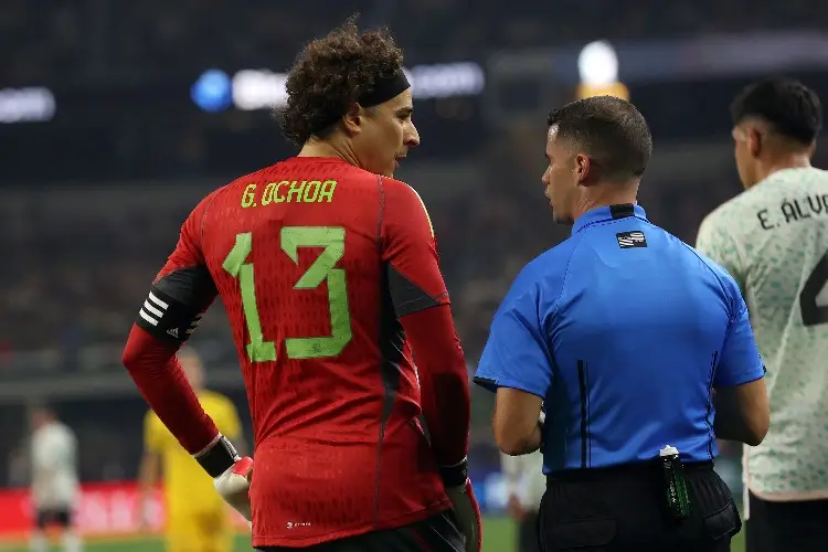 Jaime Lozano defiende a Ochoa: 'Sigue haciendo historia'