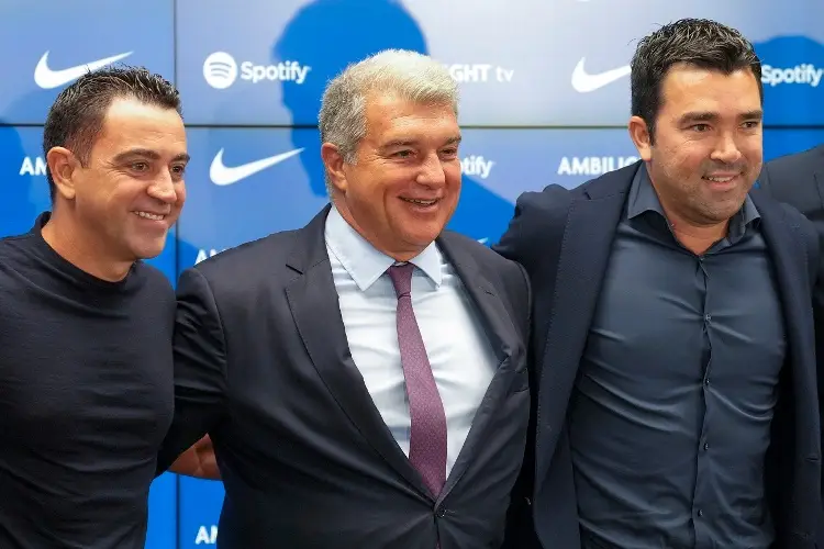 Deco llena de 'flores' a Xavi y garantiza su continuidad en Barcelona