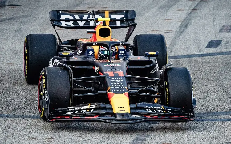 'Checo' Pérez es octavo en la tercera práctica de Singapur, Sainz manda