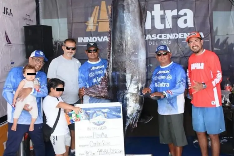Los daban por desaparecidos en Veracruz y regresaron con un marlin de 202 kilos