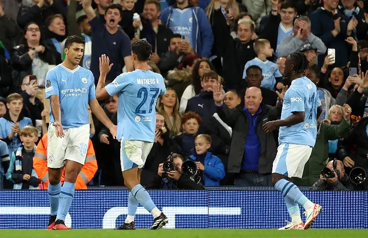 Manchester City sufre para remontar al Estrella Roja