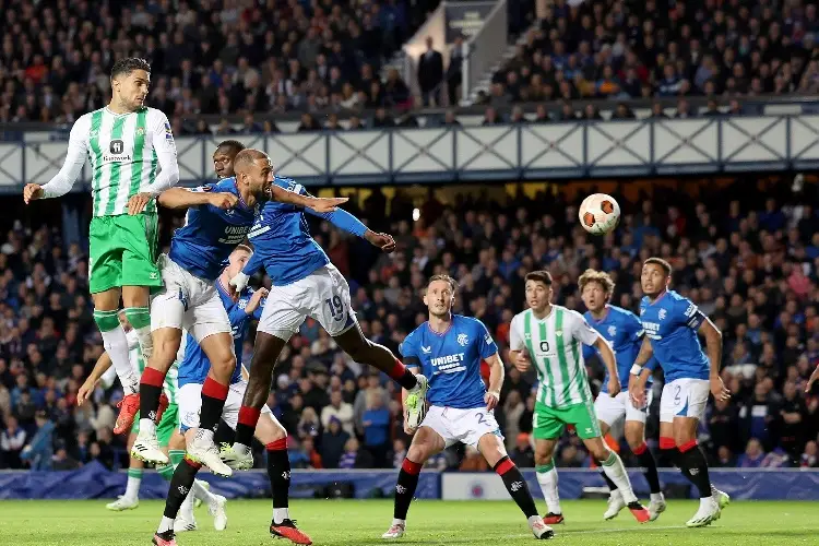 Betis con Guardado en la banca, debuta con derrota en Europa
