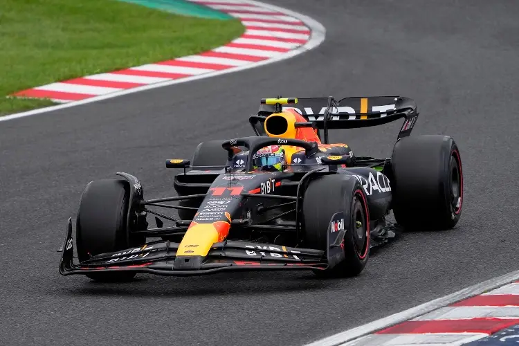 'Checo' Pérez sufre en la primera práctica de Japón, Verstappen domina